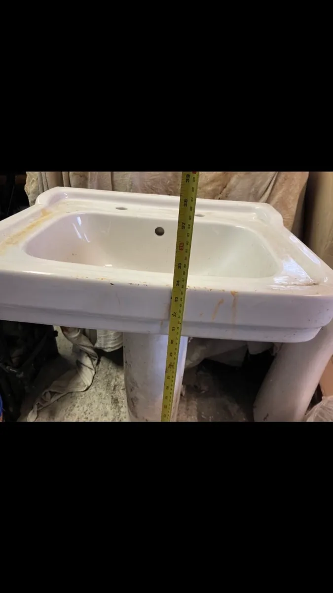 Bathroom sinks and pedestals - Image 3