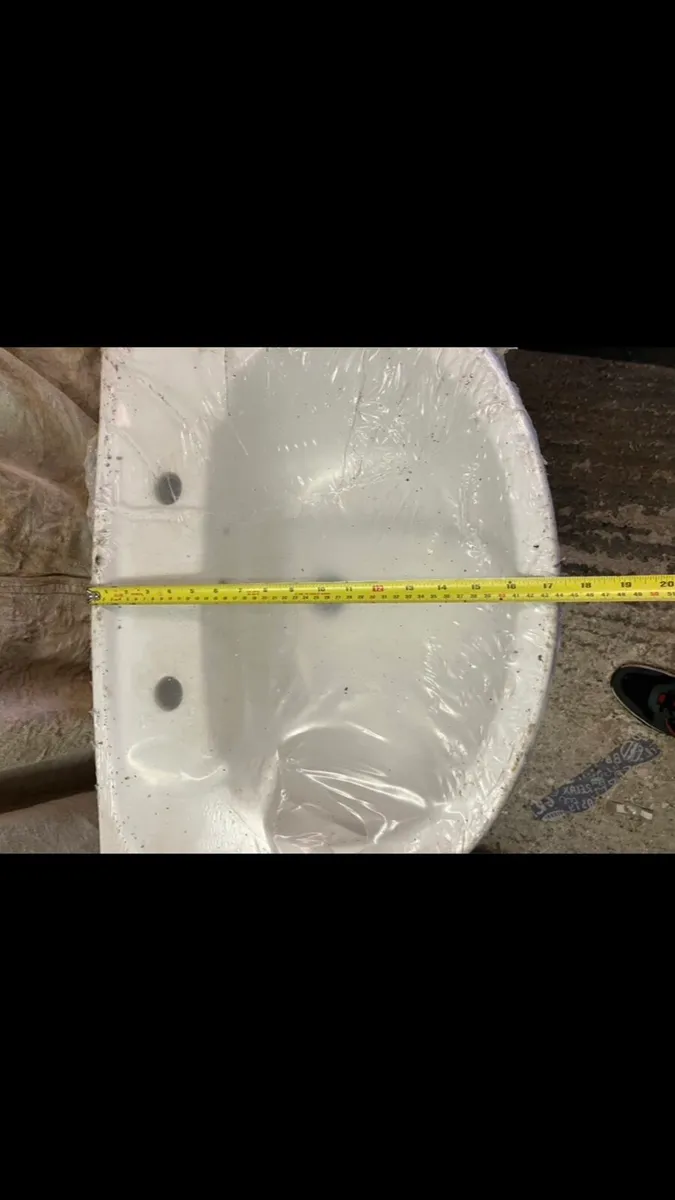 Bathroom sinks and pedestals - Image 4