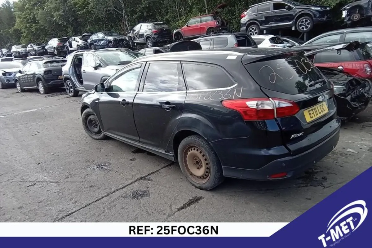 2011 FORD FOCUS BREAKING FOR PARTS - Image 4