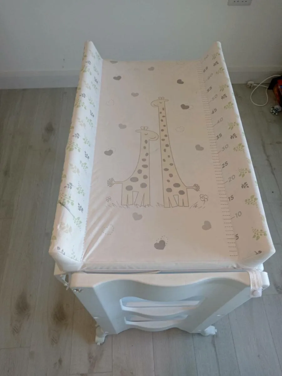 Babylo changing unit with bath - Image 3