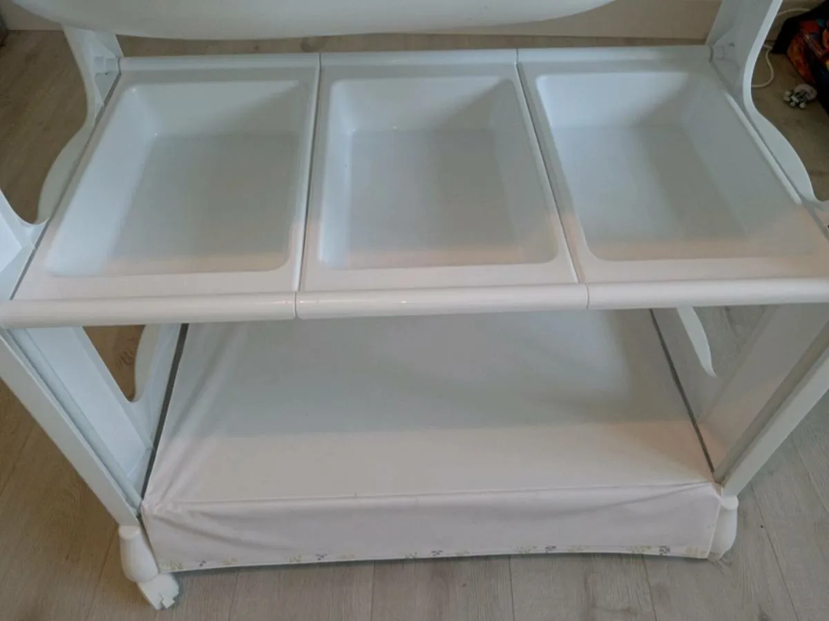 Babylo changing unit with bath - Image 4