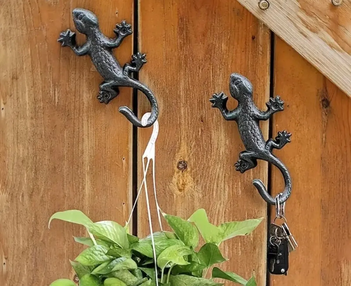 4 pcs new gecko cast iron wall hocks - Image 3