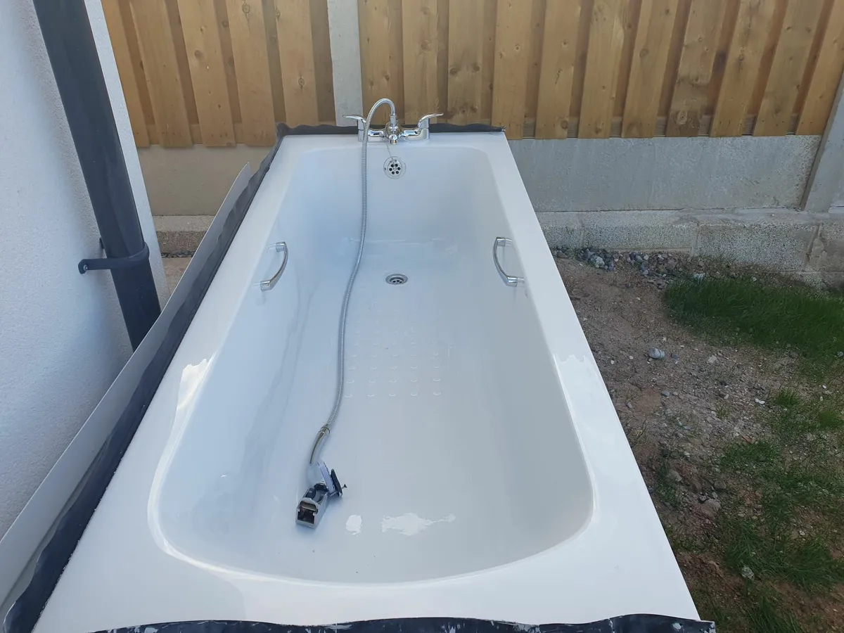 Brand new unused Bathtub with Accessories - Image 1