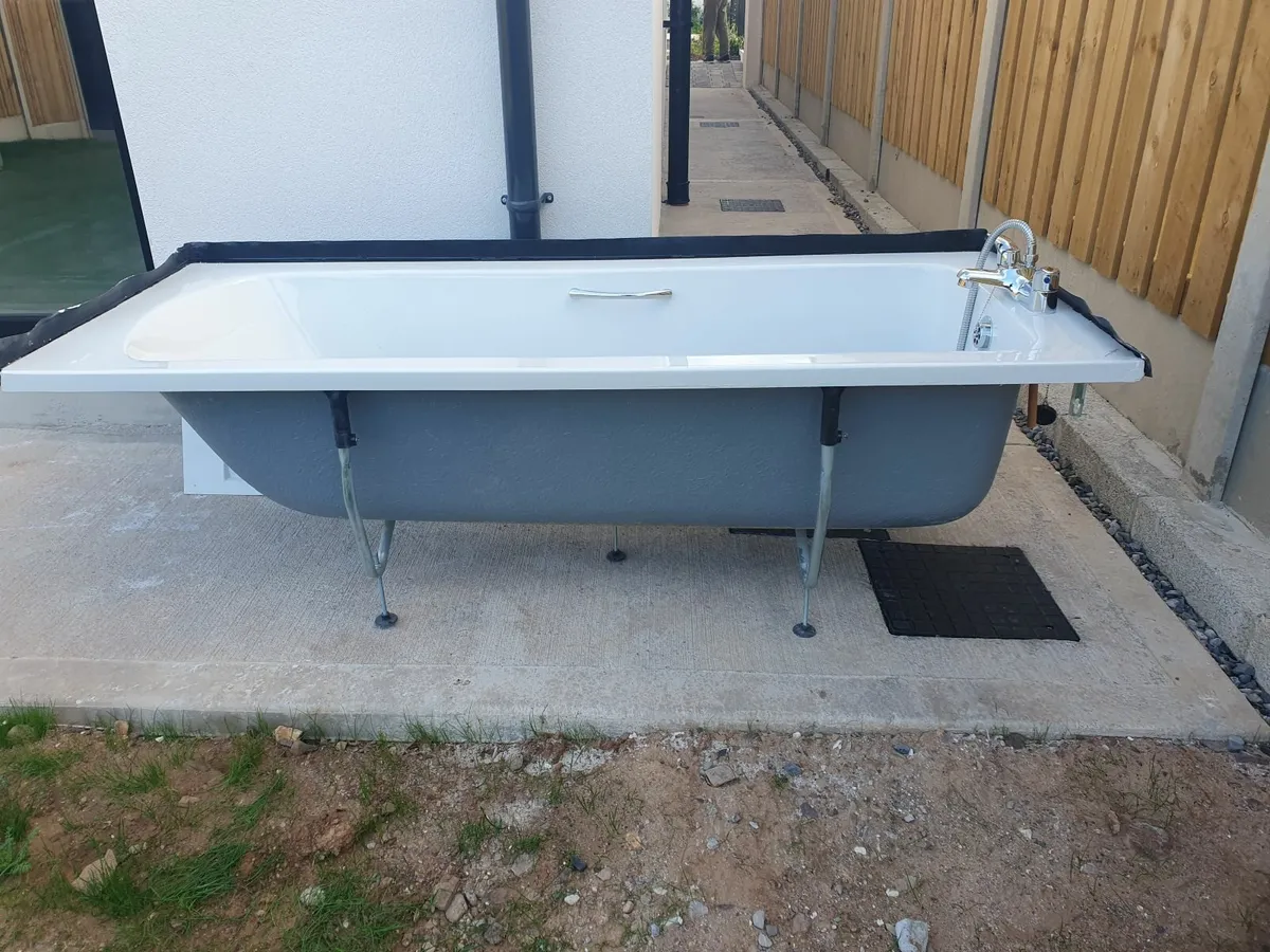 Brand new unused Bathtub with Accessories - Image 3