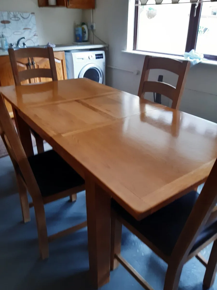 Table an 4 chairs - Image 1