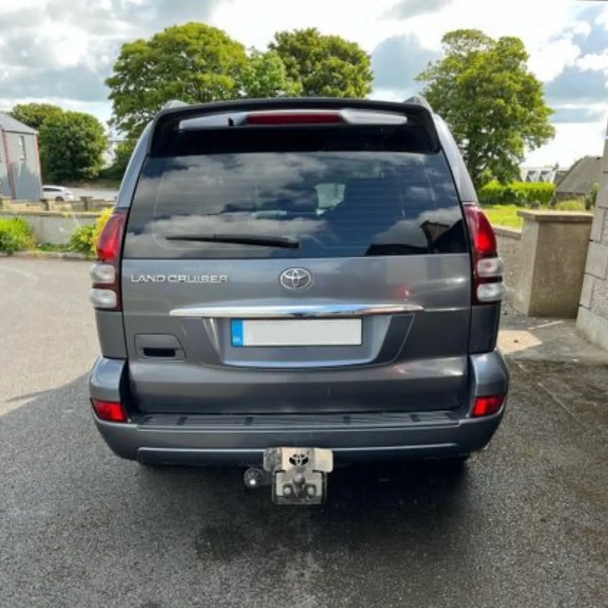 Landcruiser Lc5 rear door - Image 2