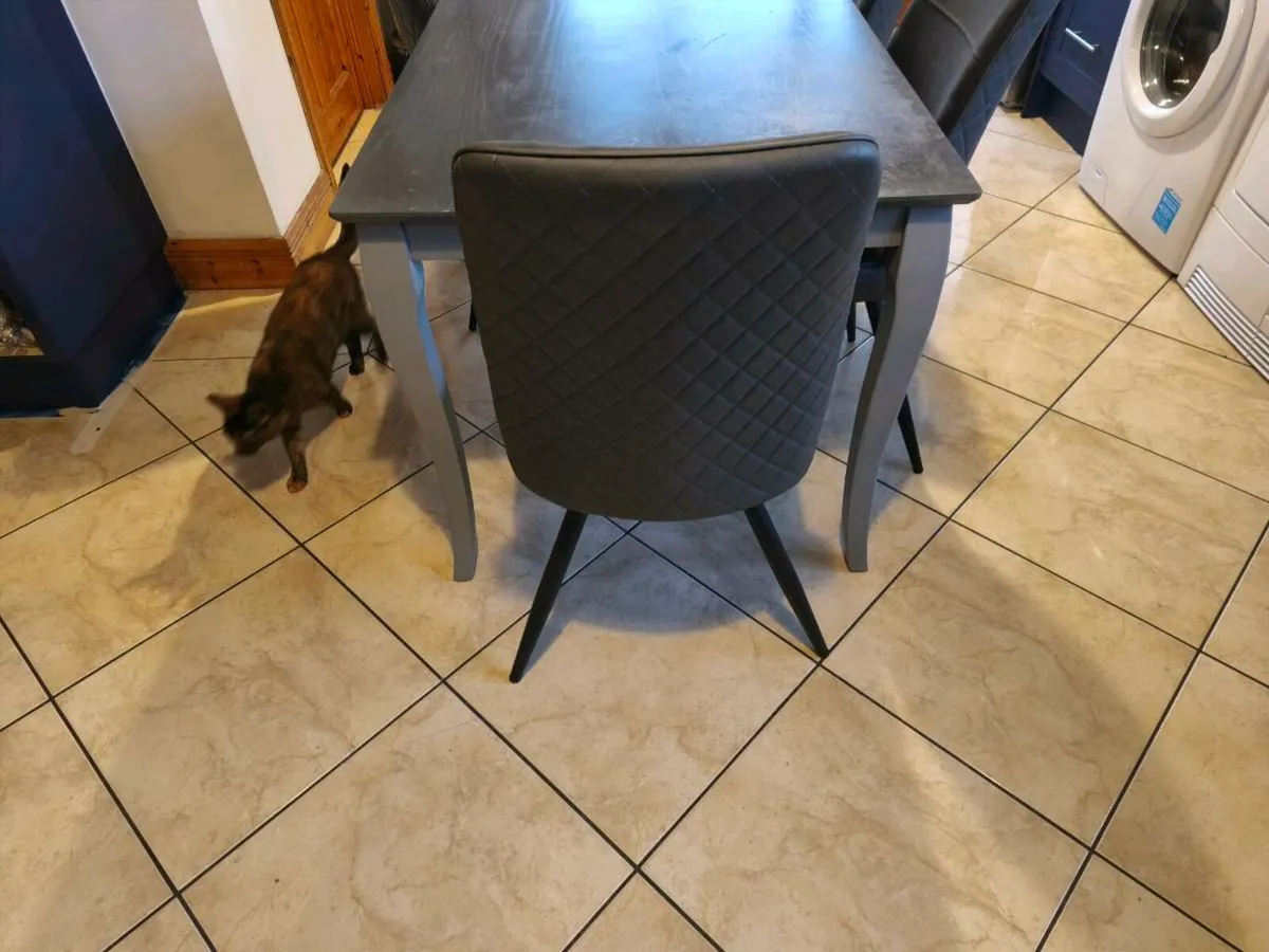 Kitchen table and chairs - Image 3