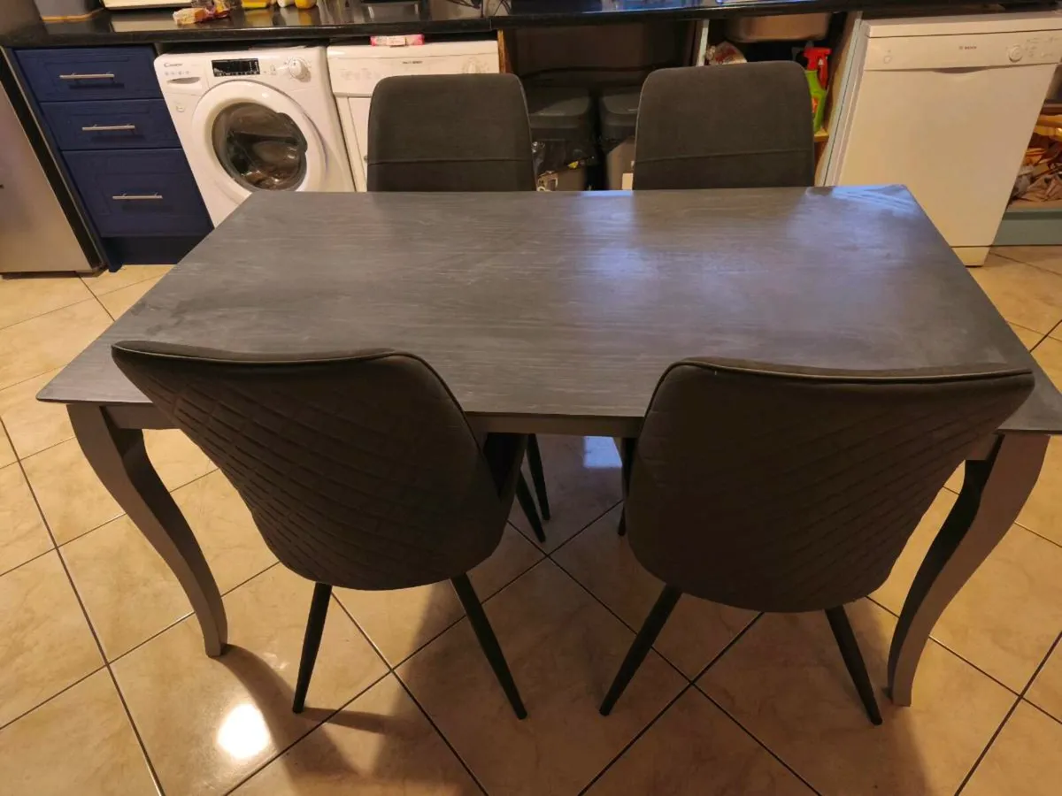 Kitchen table and chairs - Image 1