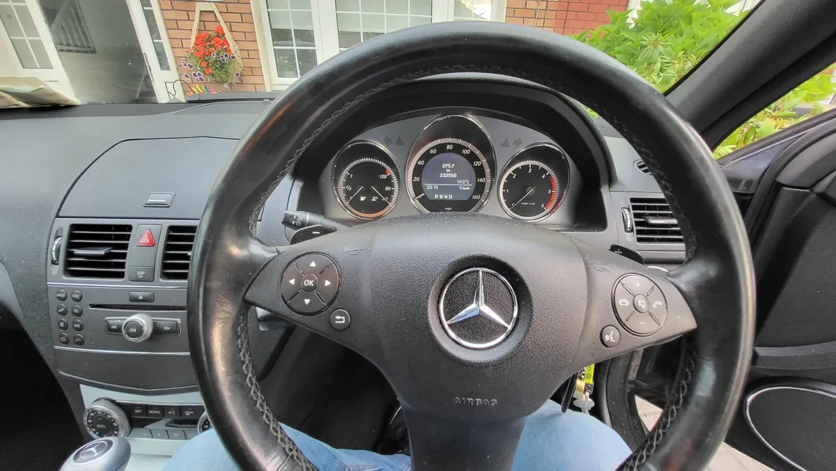 Mercedes-Benz C-Class 2010 - Image 2