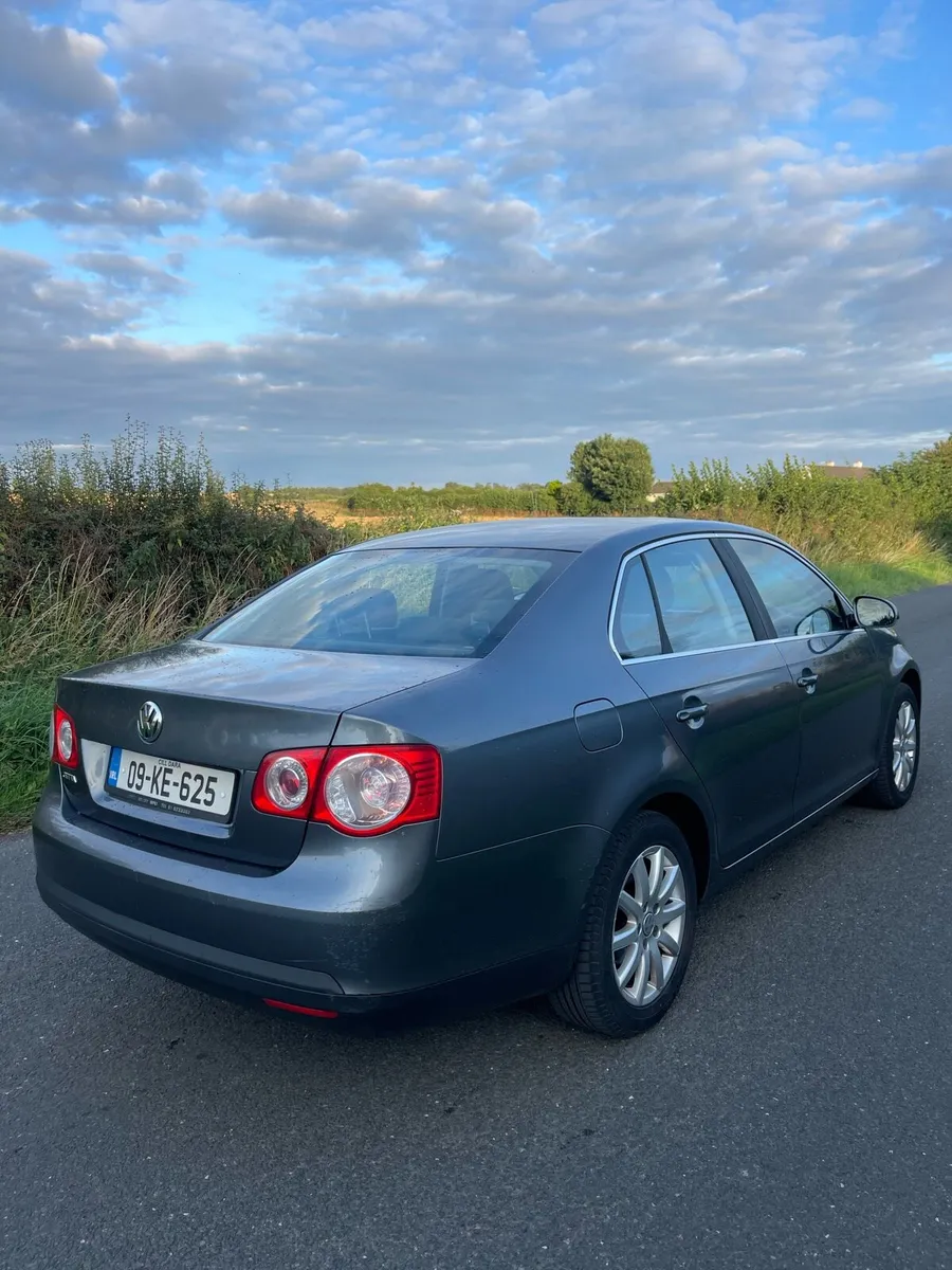 2009 Volkswagen Jetta very low Kilometres - Image 4