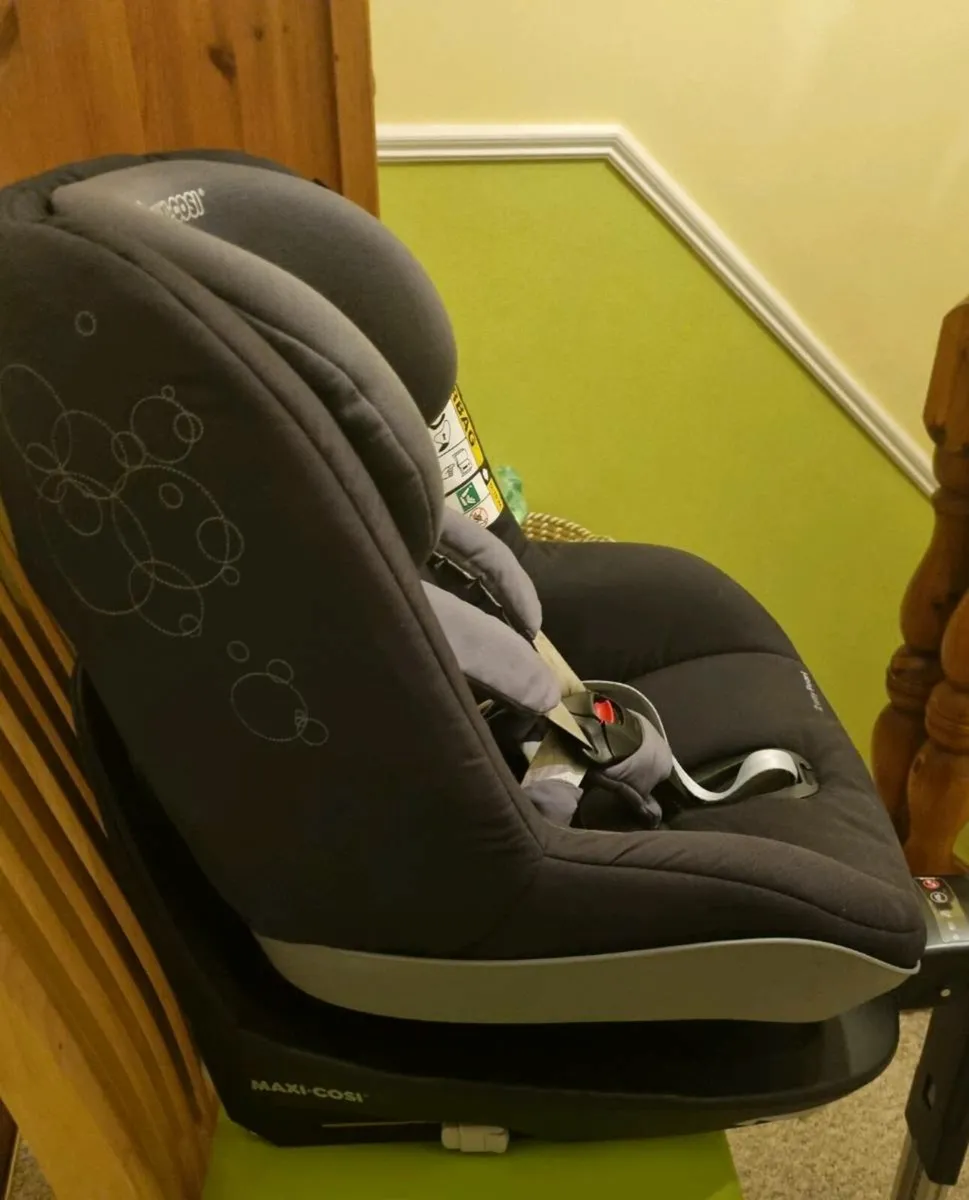 Maxi Cosi Pearl Car seat and base 2 way ISOFIX - Image 1