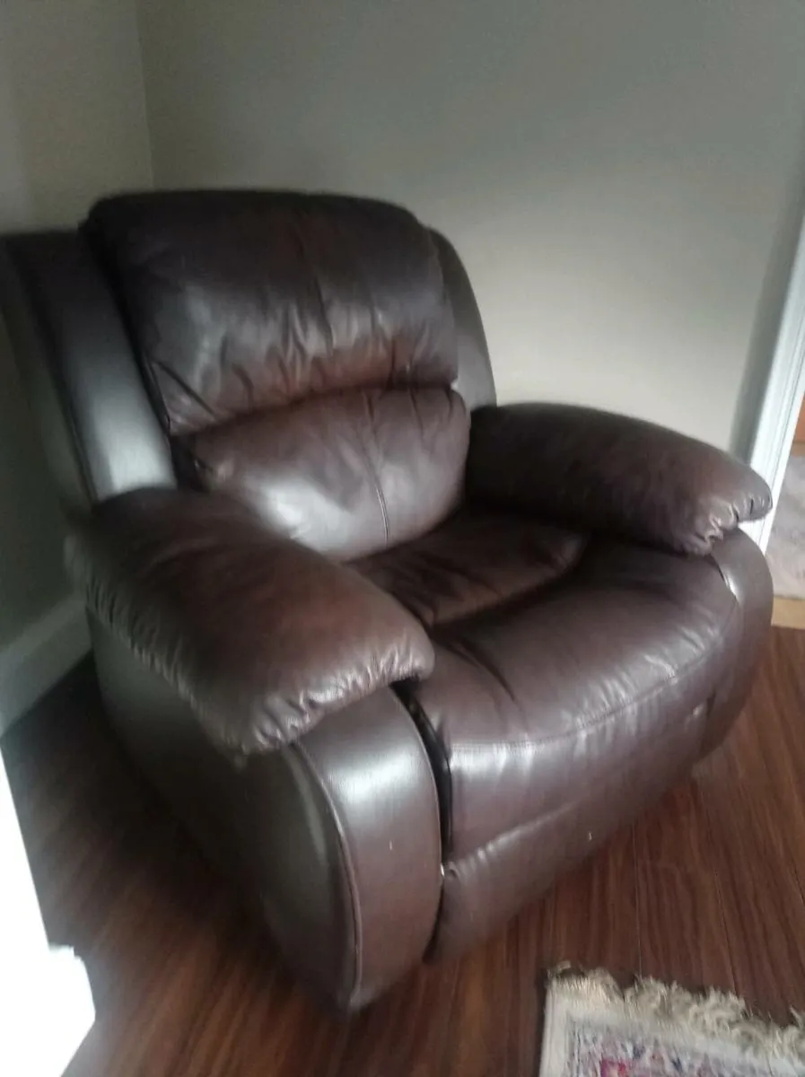 2x Leather Recliner Armchair - Image 1