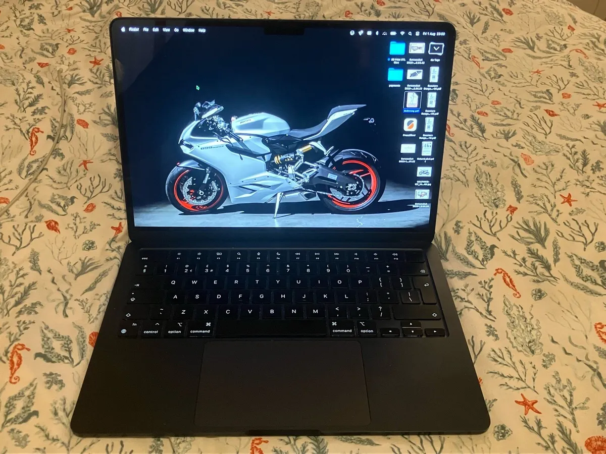 Apple MacBook Air M2 - 16gb ram - Image 1
