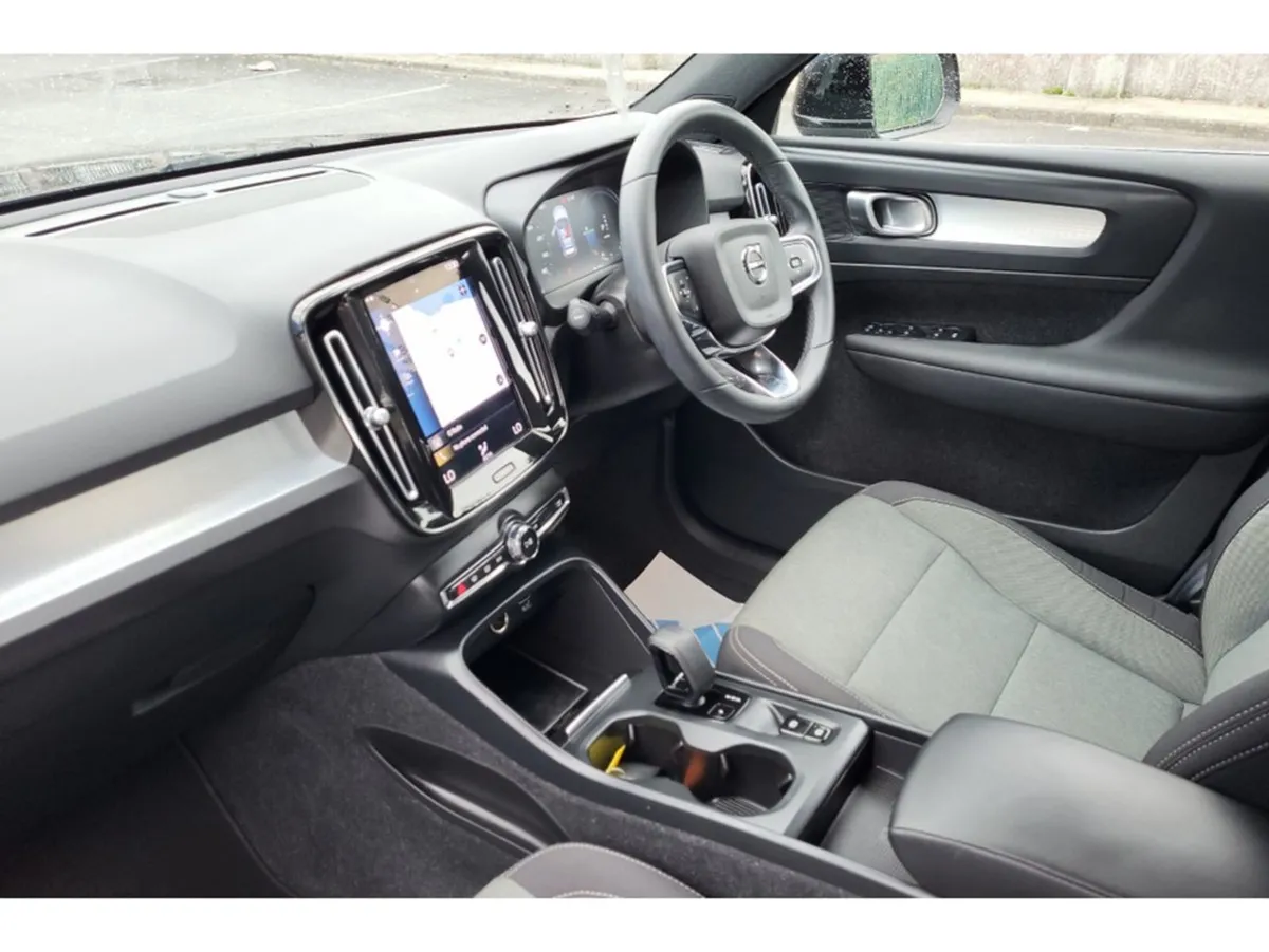 Volvo XC40 Core T4 Recharge Auto Plug-in Hybrid / - Image 3