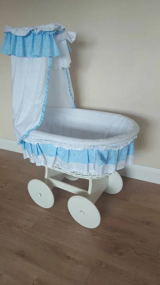Baby crib on wheels - Image 1
