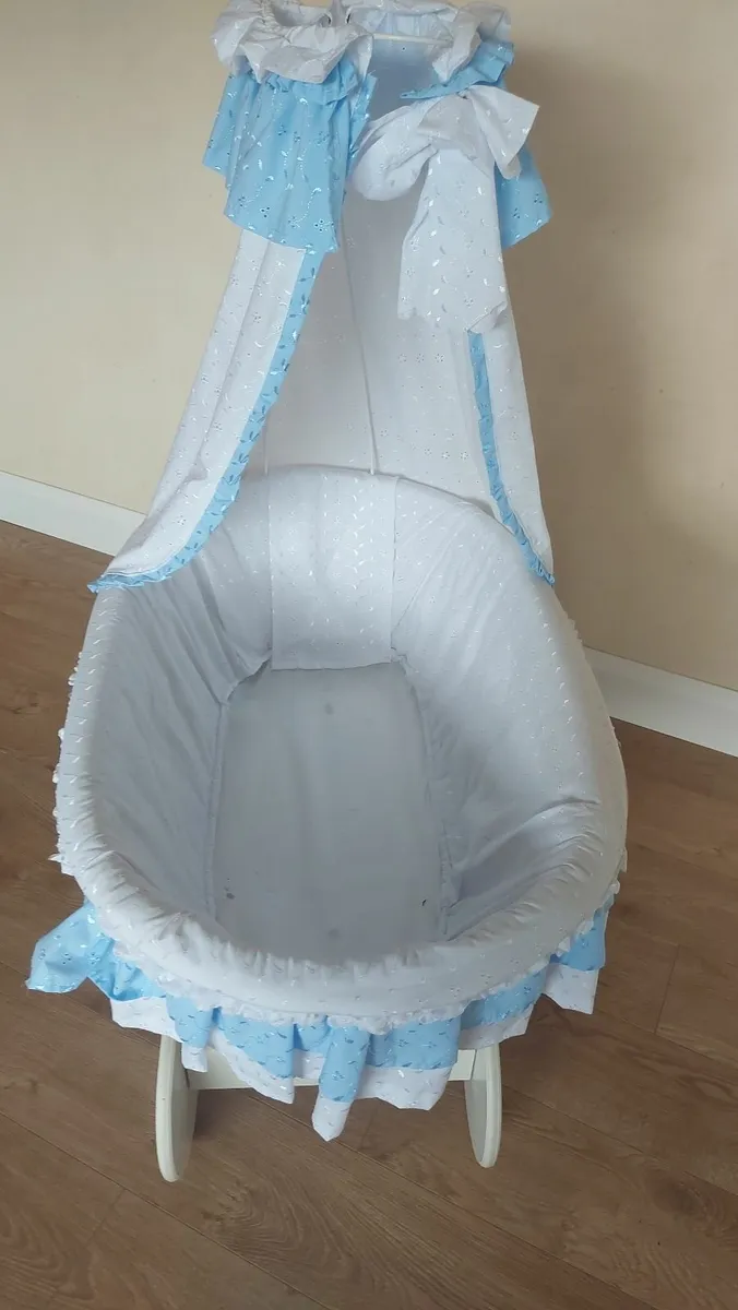 Baby crib on wheels - Image 2