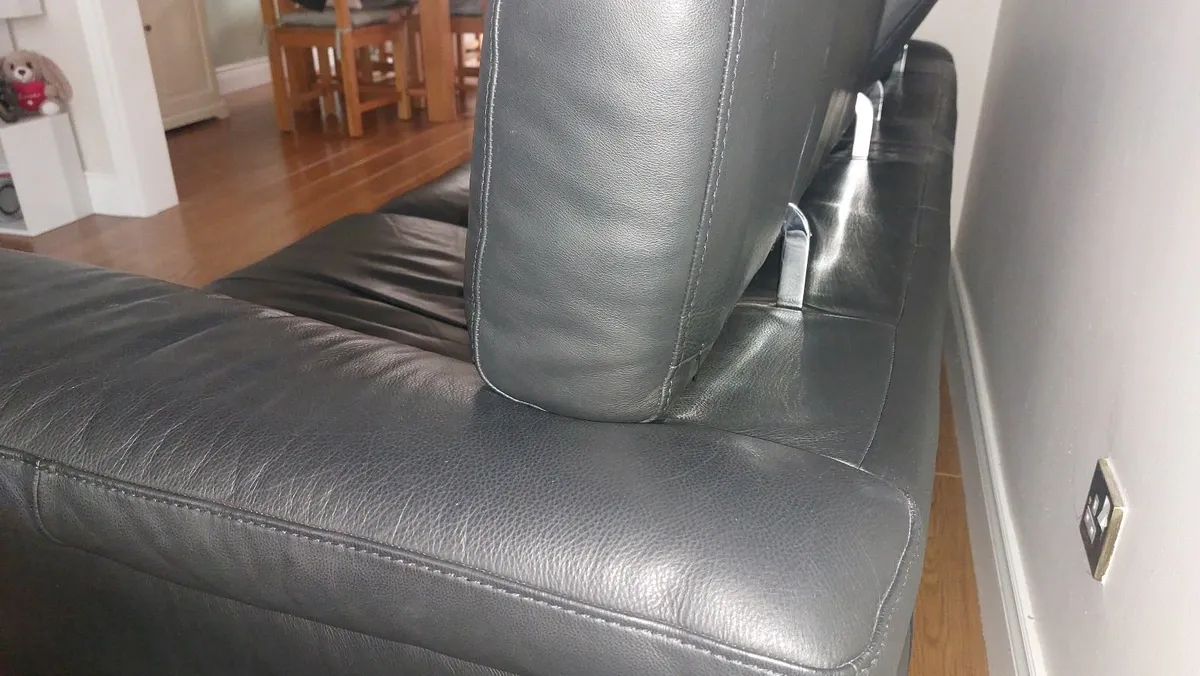 Twin Leather Sofa Set (2) - Image 4