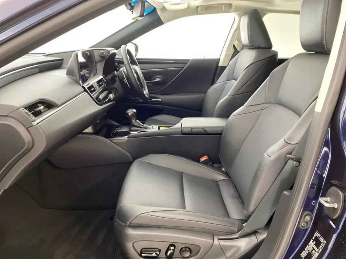 Lexus ES 300h Dynamic - Image 2