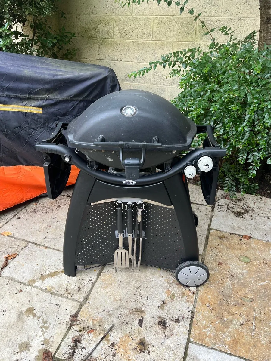 Gas BBQ - Weber Q3200 with accessories - Image 1