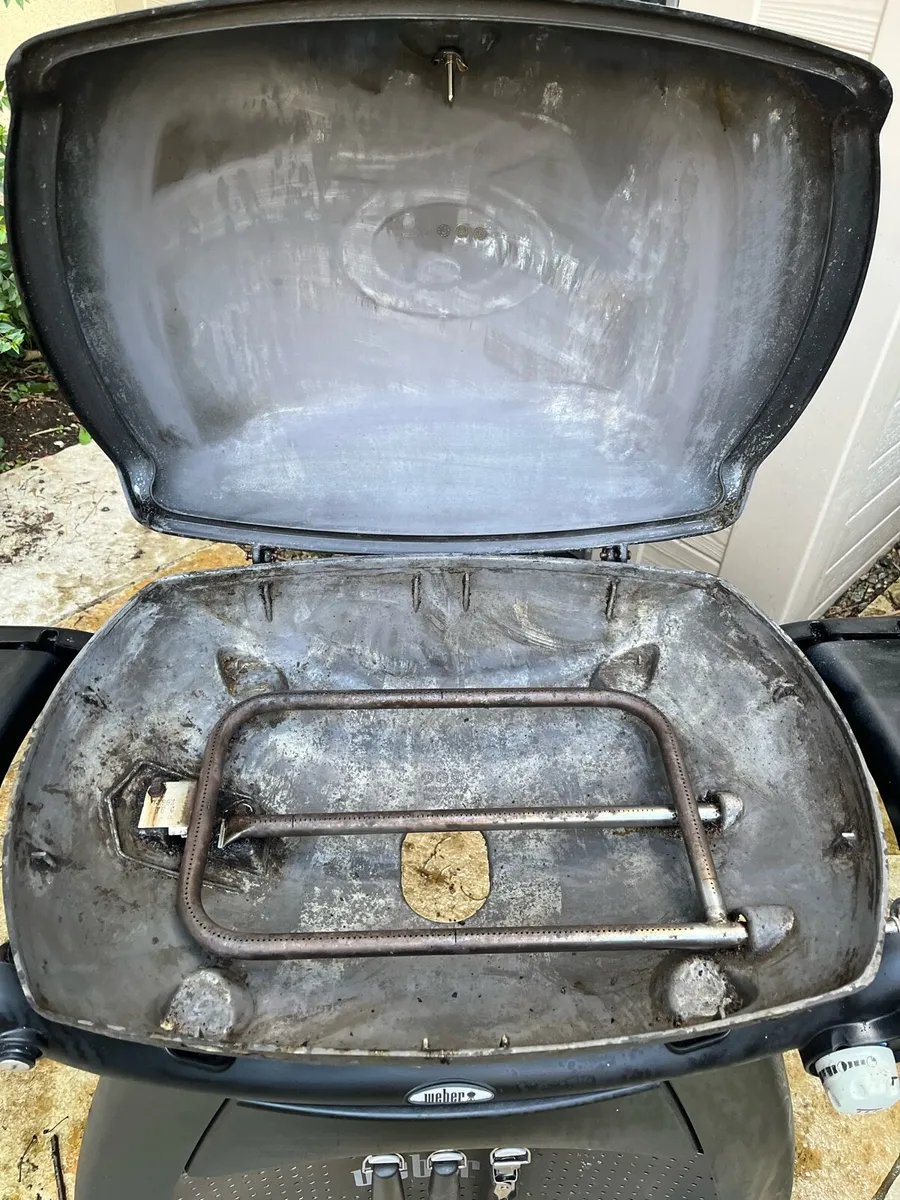 Gas BBQ - Weber Q3200 with accessories - Image 3