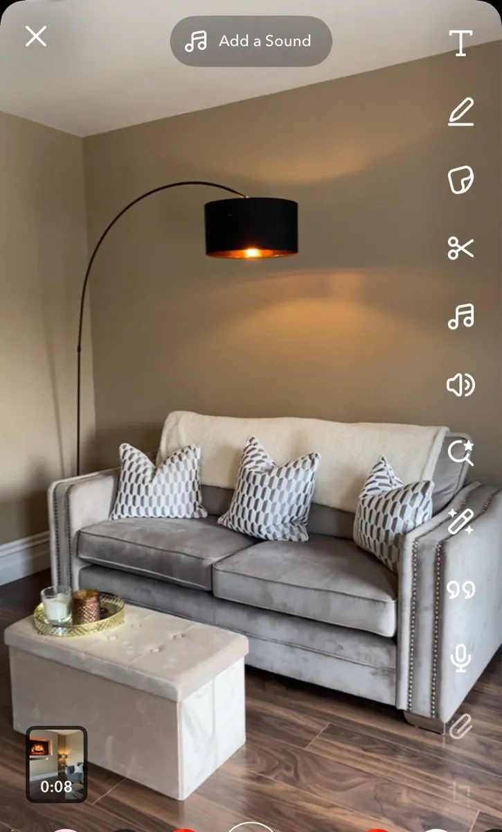 2 seater couch (like new) - Image 1