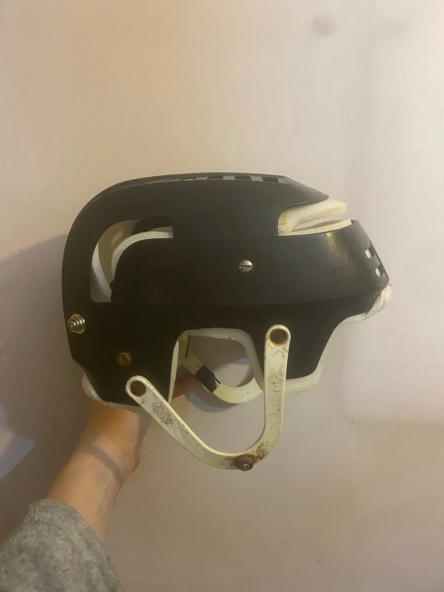 Black oldstyle cooper sk100 senior hurling helmet - Image 3