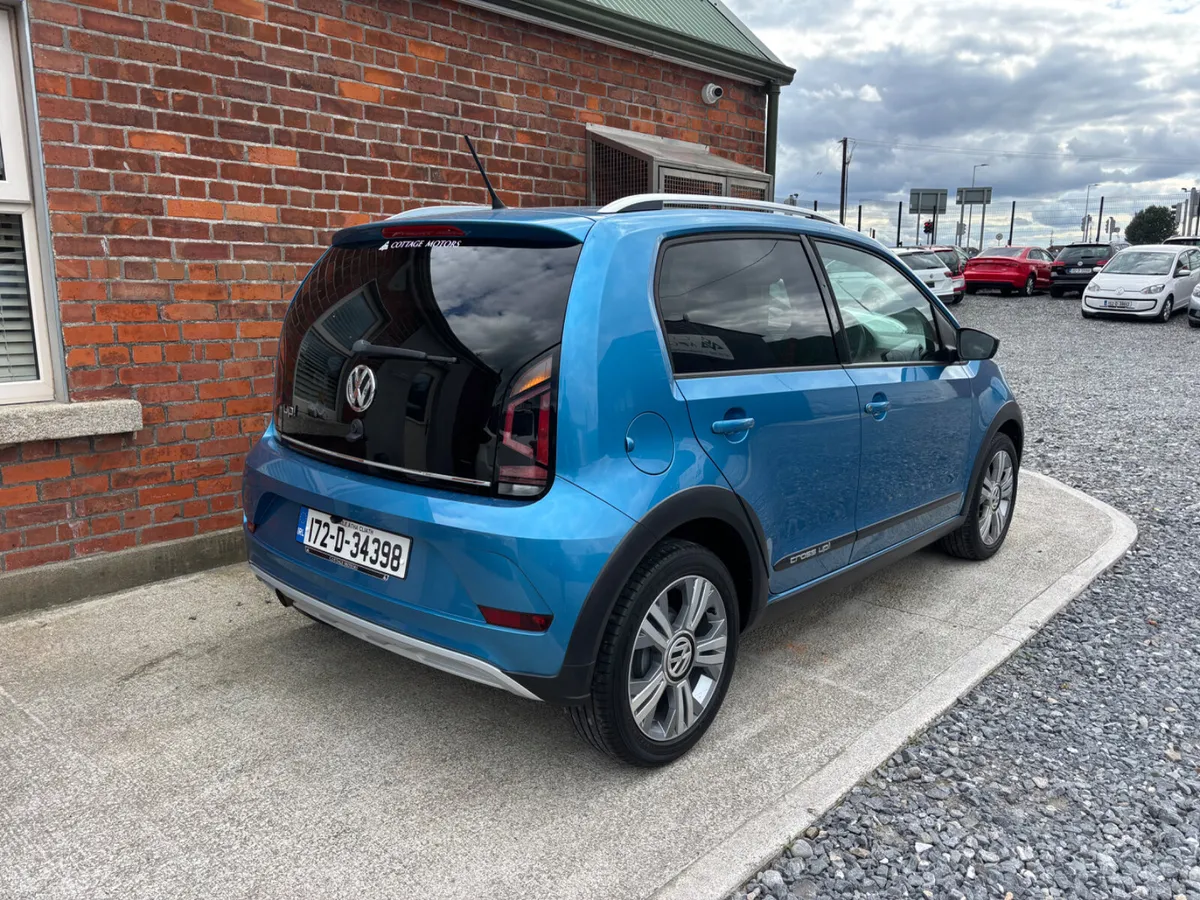 VOLKSWAGEN CROSS UP! - Image 2