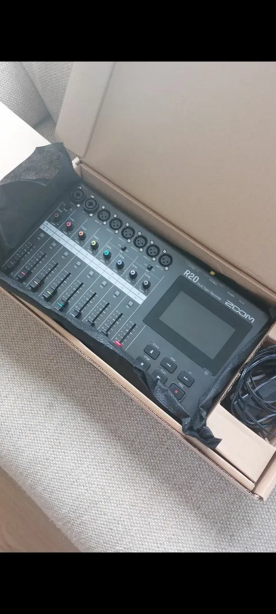 Zoom R20 Multitrack Recorder - Image 1