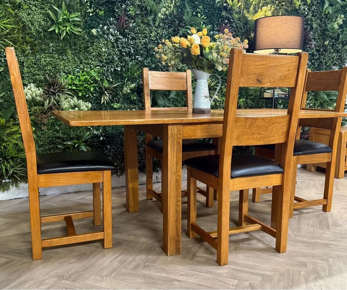 Extending oak kitchen table & 4 chairs - Image 1