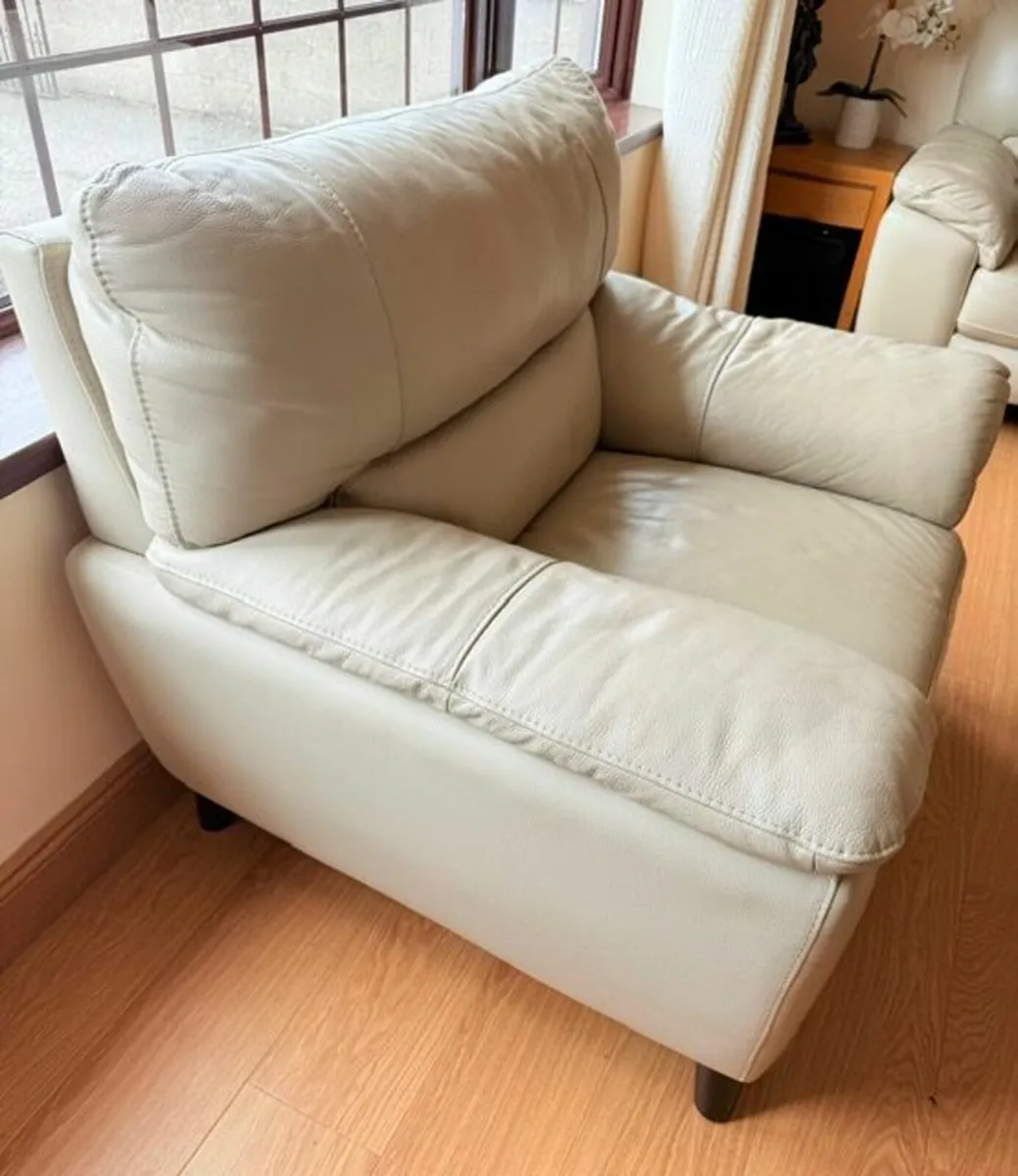 Suite of furniture 3 piece like new 850ono leather - Image 3