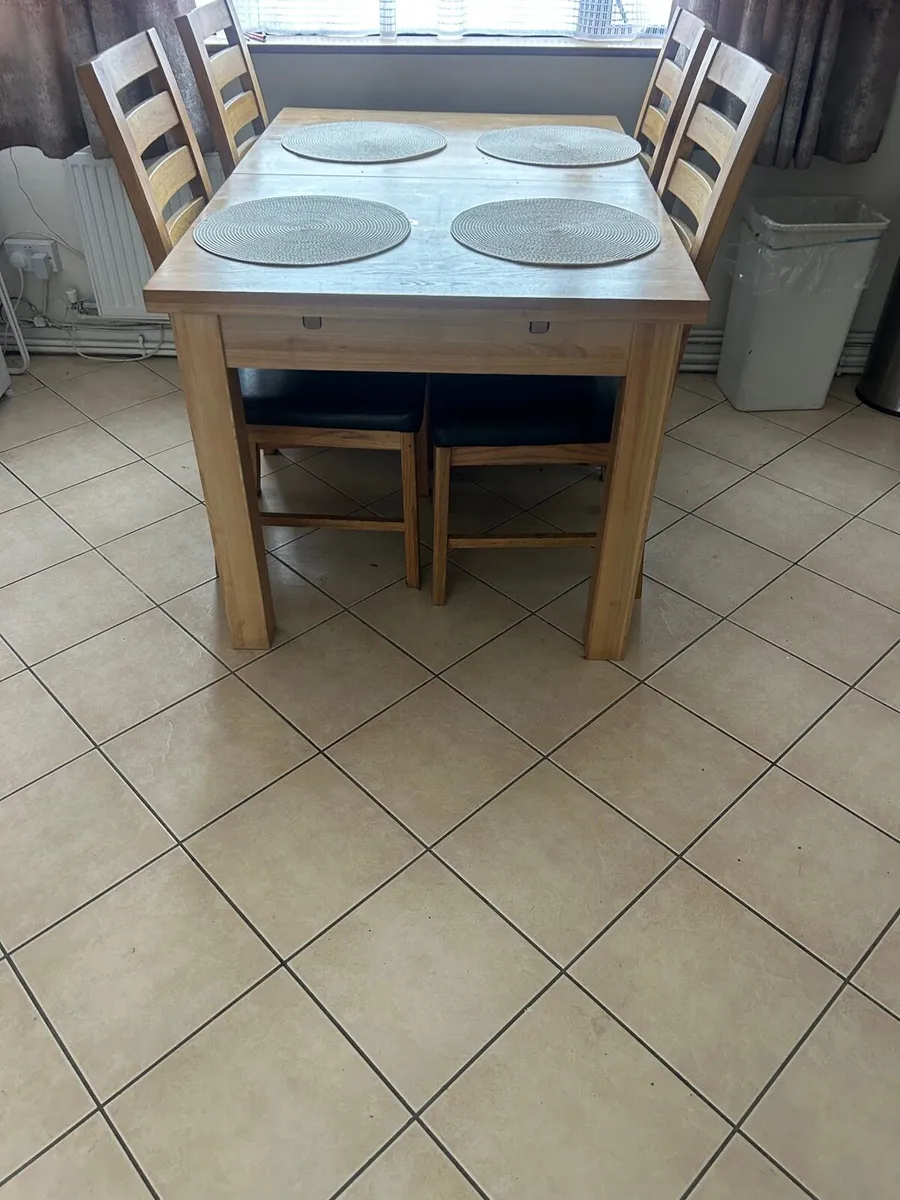 Table and chairs - Image 1