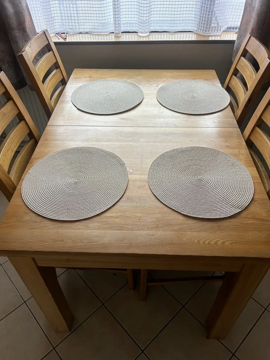 Table and chairs - Image 2
