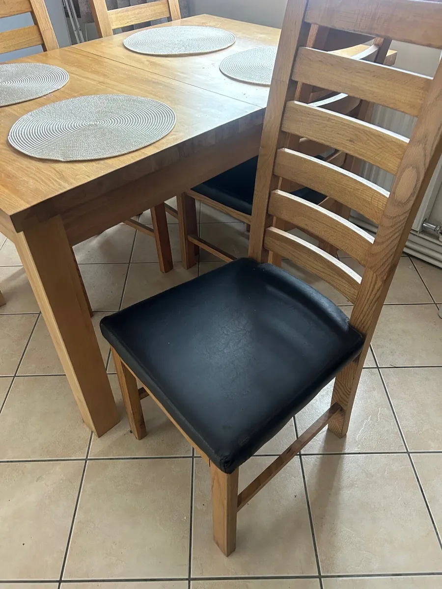 Table and chairs - Image 4