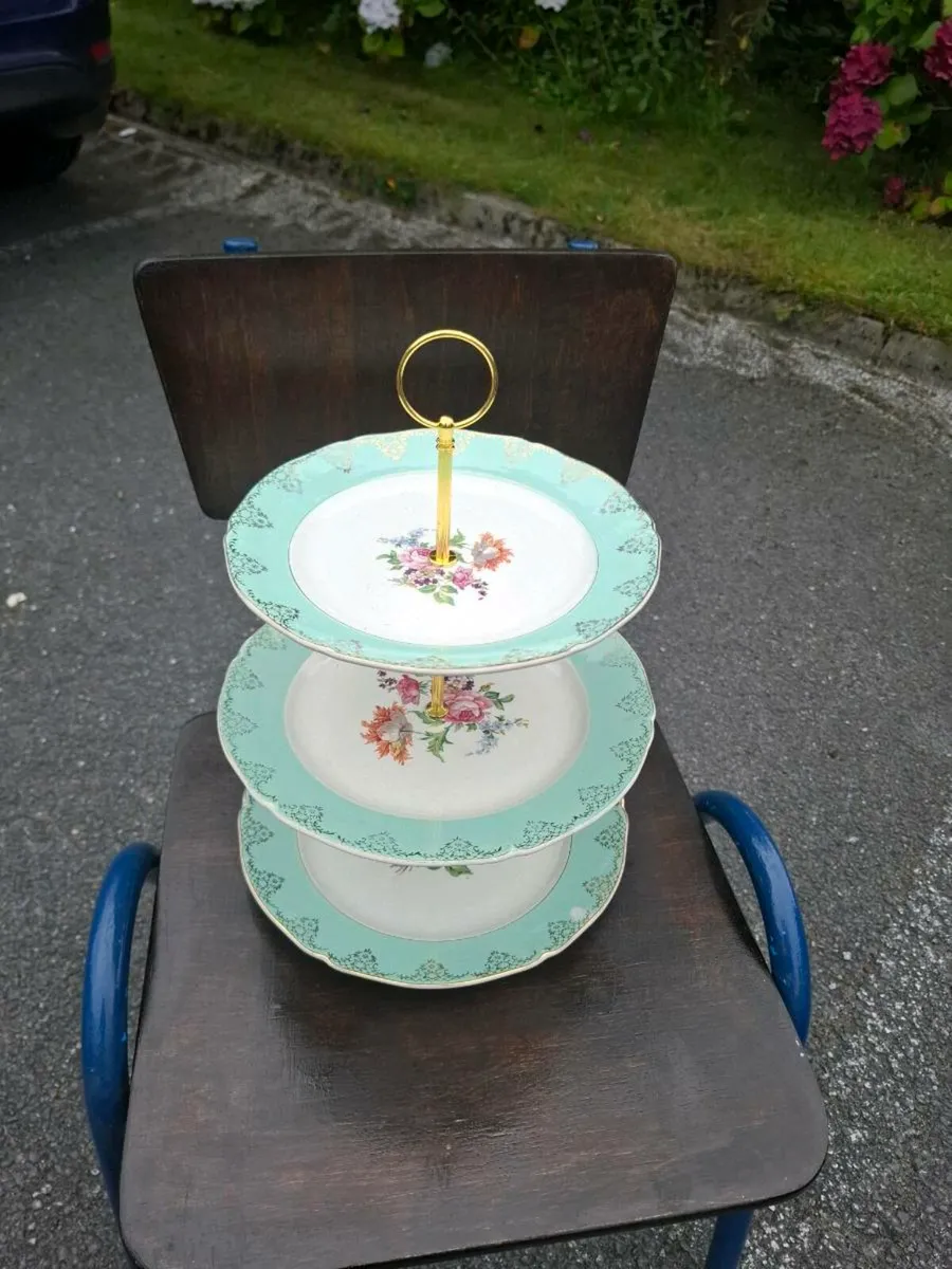 3 tiers ceramic cake stand postage possible