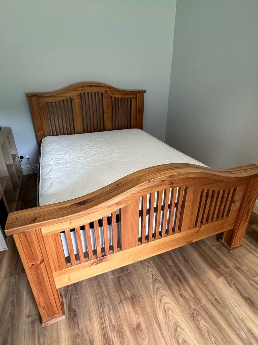 King size bed - Image 1