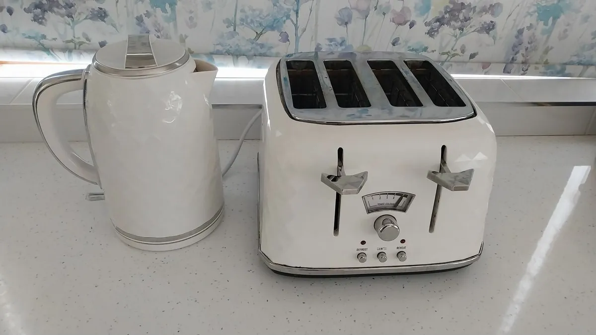 Matching kettle and toaster - Image 1