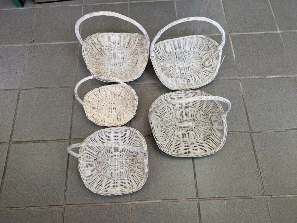 White wicker baskets - Image 1