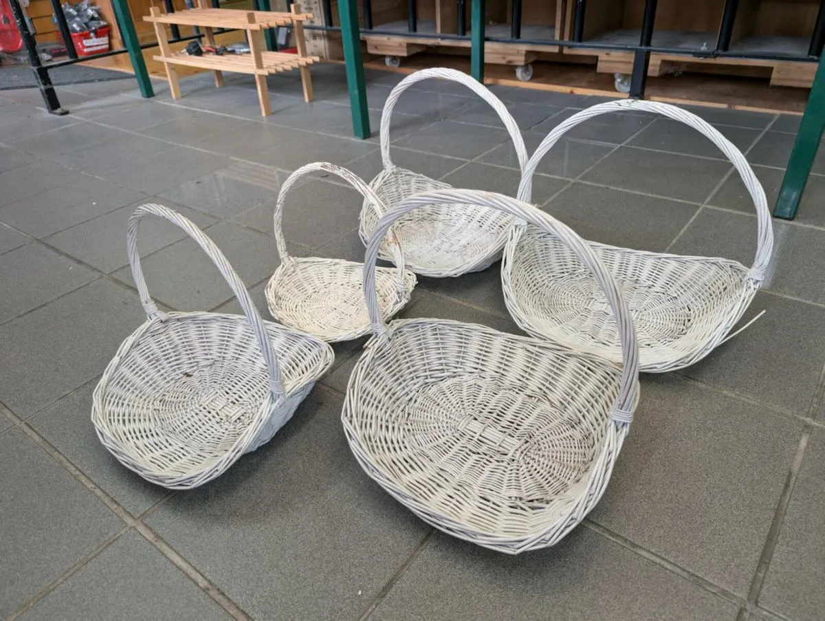White wicker baskets - Image 2