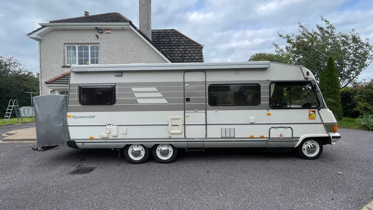 Hymer B694 - 6 Seatbelts - 6 berth - Motorhome - Image 3