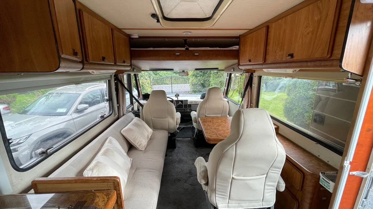 Hymer B694 - 6 Seatbelts - 6 berth - Motorhome - Image 4