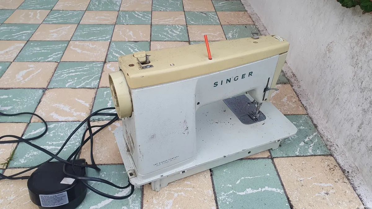 Vintage Singer Sewing Machine with Pedal - Image 2