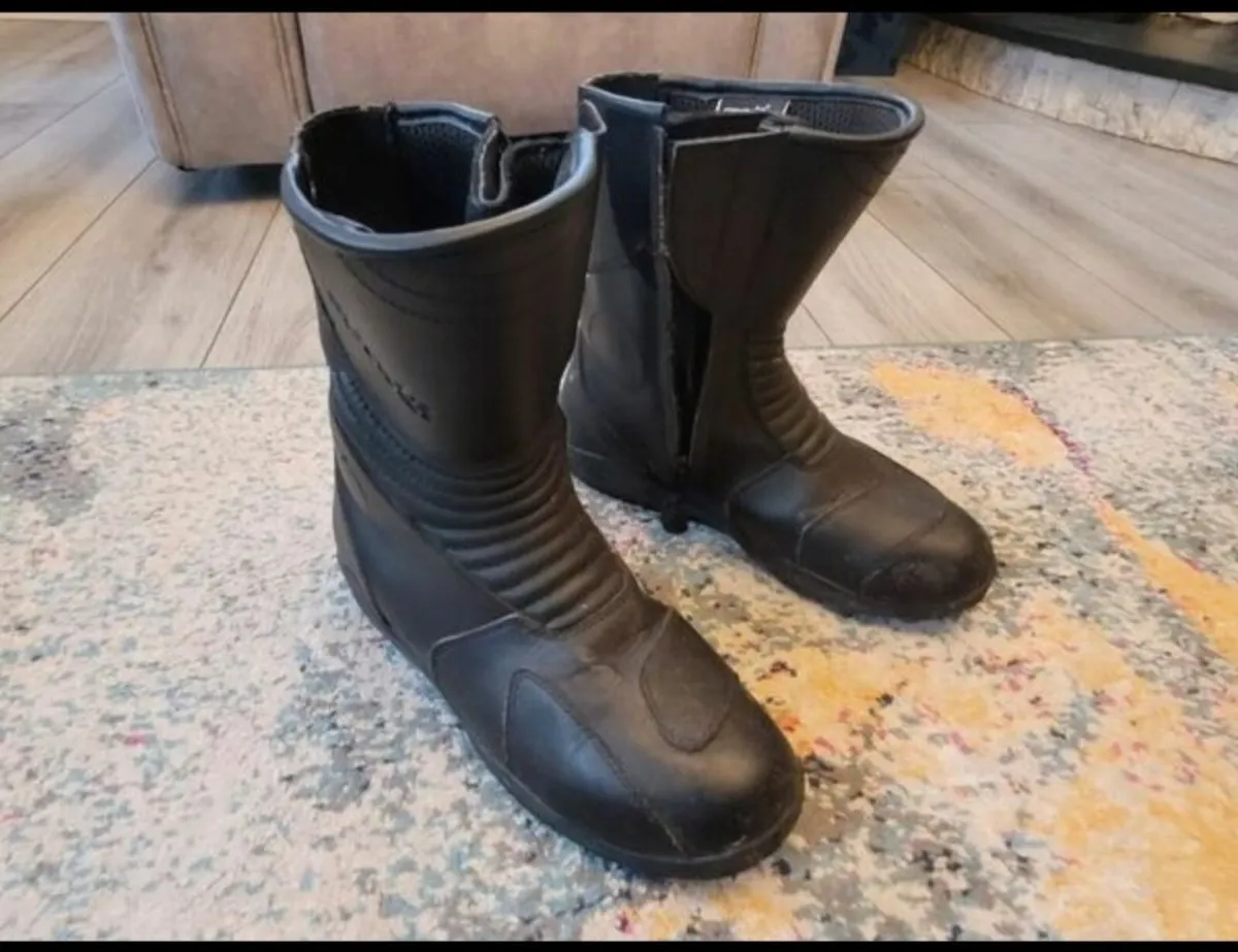 Motorcycle suit and boots - Image 3