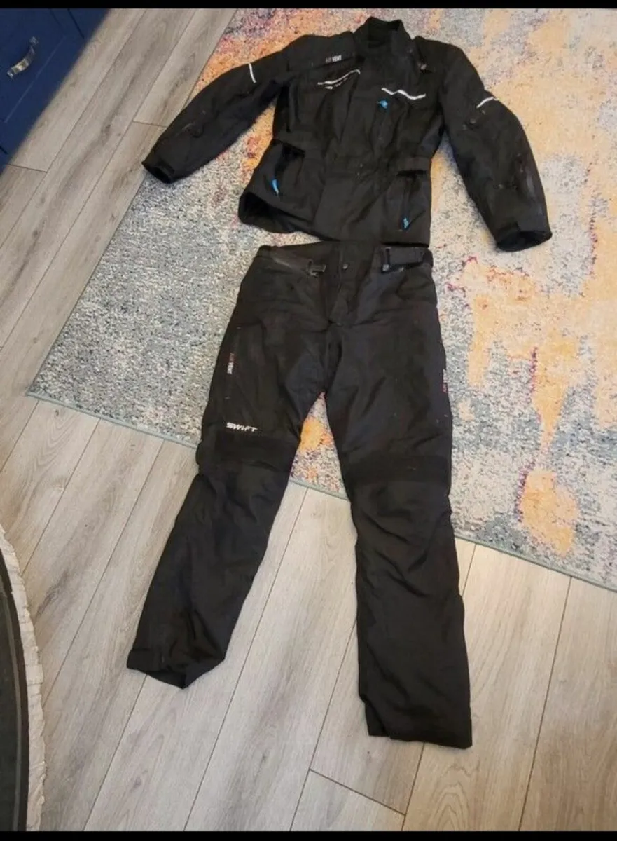 Motorcycle suit and boots - Image 1