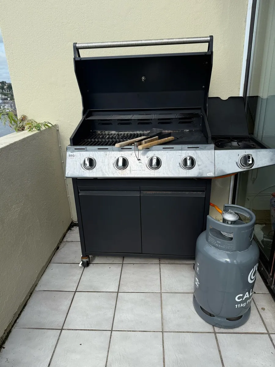 4 burner gas BBQ - Image 1