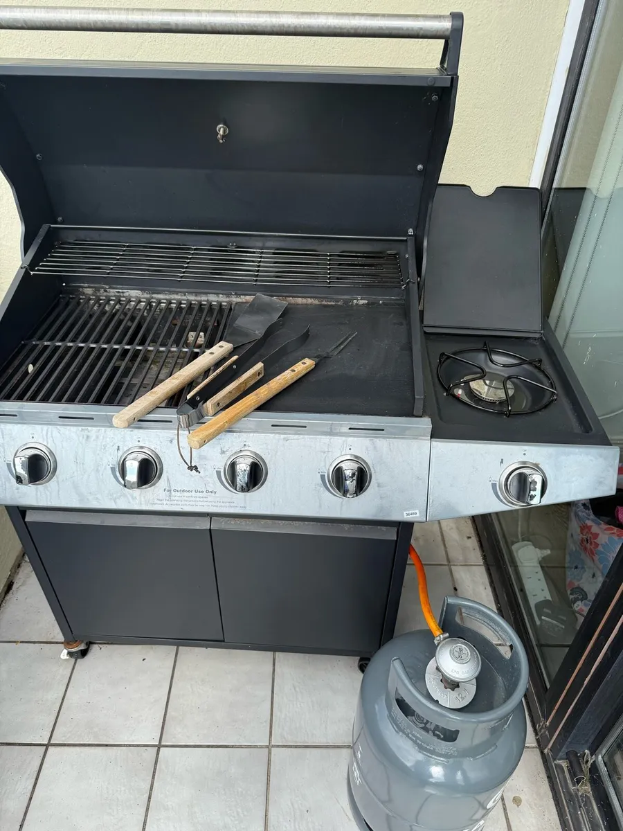 4 burner gas BBQ - Image 3