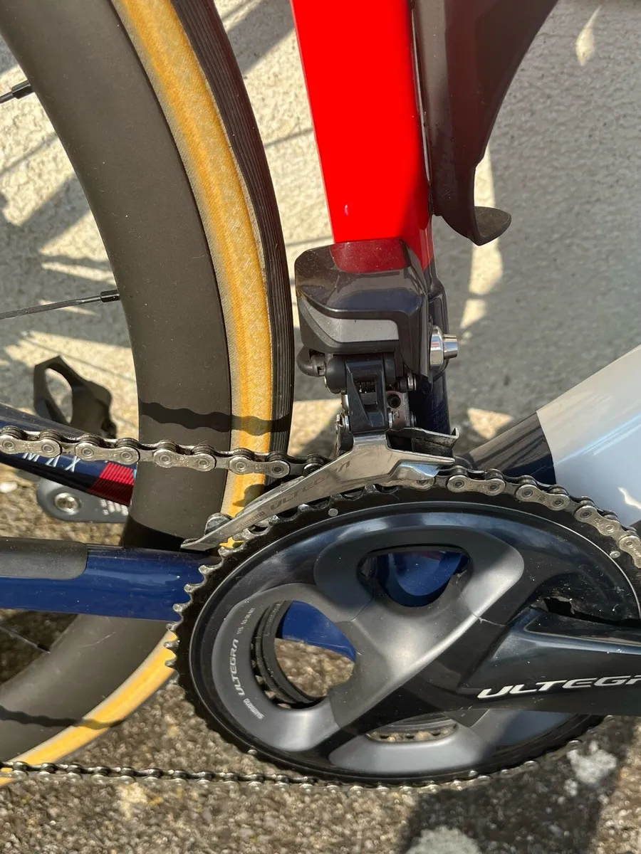 Focus Izalco Max Disc 52cm Ultegra DI2 - Image 3