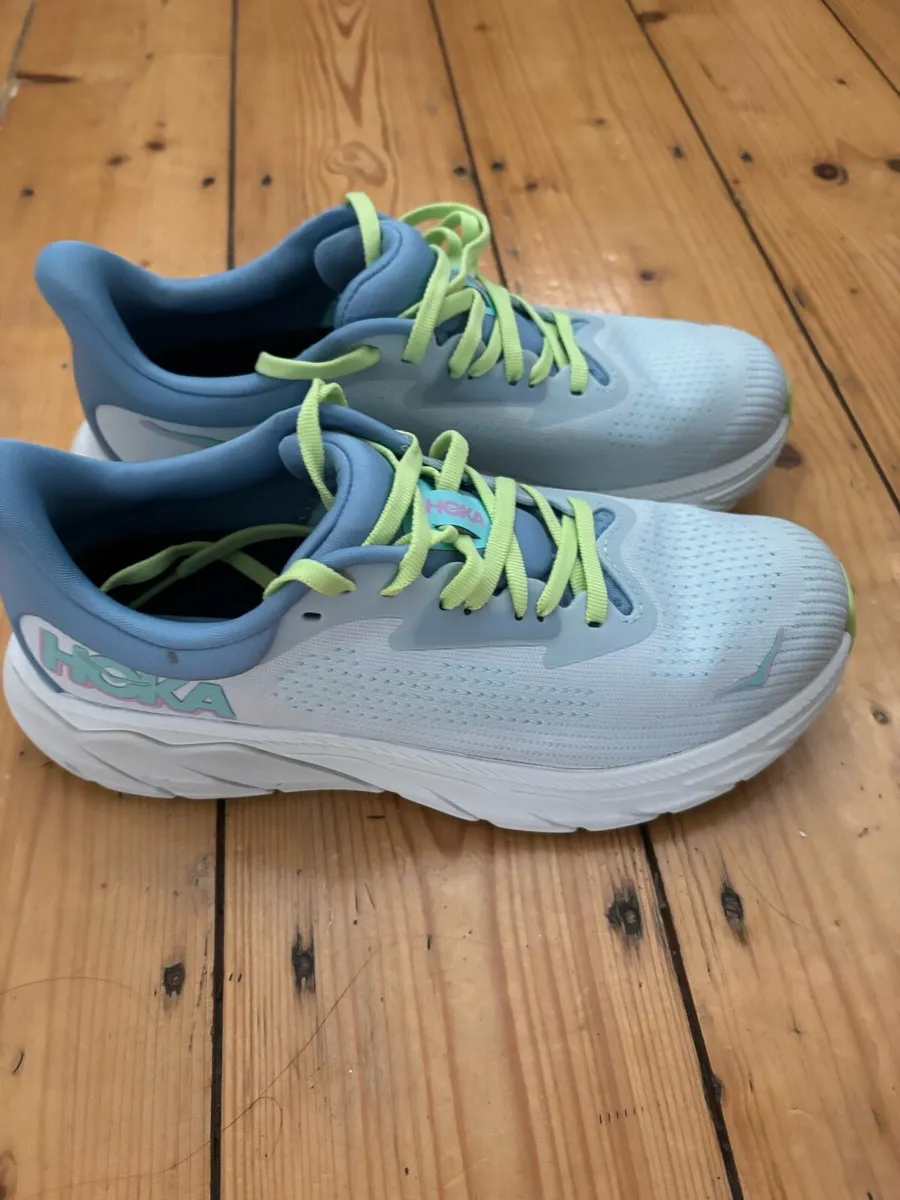 Hoka Arahi 7 running shoes, brand new - Image 1