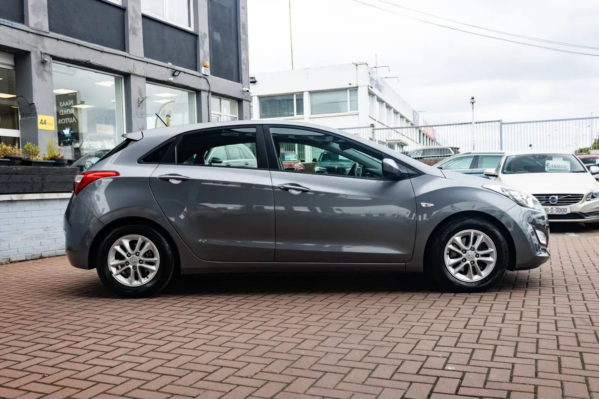 Hyundai i30 1.4 ACTIVE 100BHP 5DR HATCHBACK 1OWNER - Image 2
