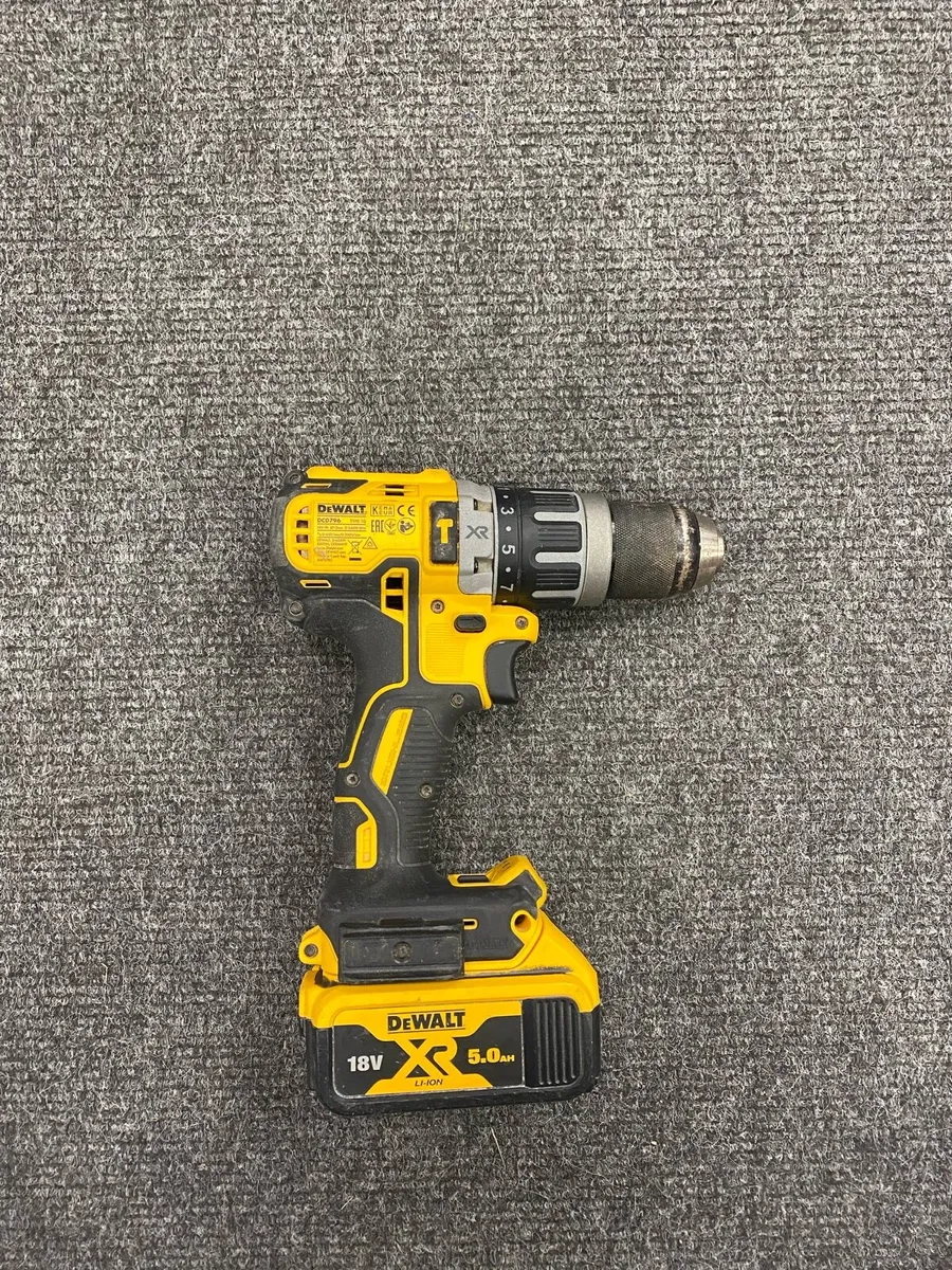 Dewalt DCD796 Drill + 5AH Battery - Image 2