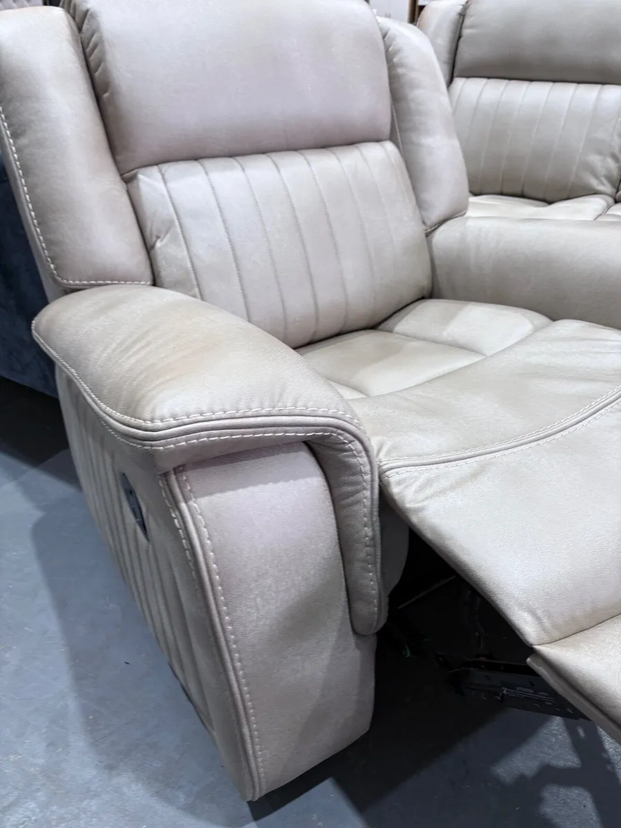 Luxury recliners with console and cup holders - Image 4